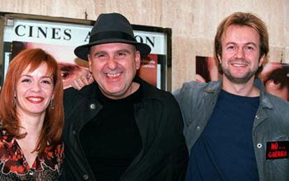 Antón Reixa, en el medio, junto a María Adánez y Tristán Ulloa, ayer en Madrid.