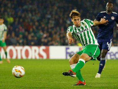 Canales dispara para hacer el gol del Betis.