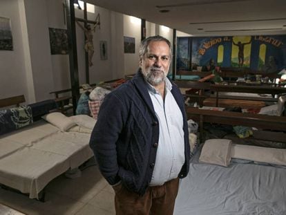 El cura Javier Baeza en el templo San Carlos Borromeo, en Vallecas.