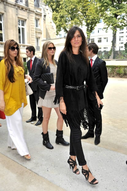 Con un vestido de flecos de Isabel Marant. Su marido Franck Durand trabaja para esta firma.