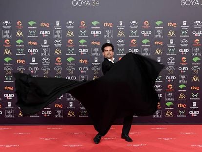Antonio Najarro, coreógrafo y director de Ballet Nacional, bailando con una capa de Oteyza en la alfombra roja de los Goya.