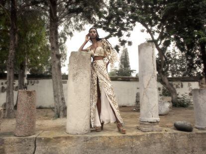 Conjunto de top, falda y sobrecamisa con lentejuelas bordadas y apliques florales de Atmosphere Haute Couture by Mouna Ben Braham, una de las propuestas presentadas en la  semana de la moda de Túnez, celebrada en Cartago.