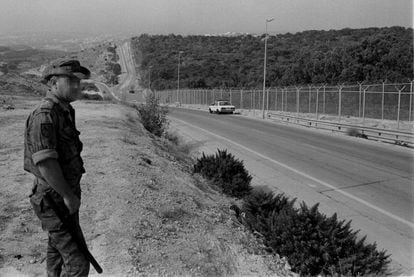 Un soldado vigila uno de los puntos de la doble valla de "impermeabilización" de Melilla en 1998, para evitar la entrada de inmigrantes.