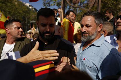 El líder de Vox, Santiago Abascal, a la derecha, durante la manifestación contra la amnistía celebrada este domingo en Barcelona. 