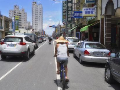 Un ciclista en una poblaci&oacute;n cercana a Kaohsiung.
