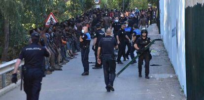 Un grupo de migrantes espera las instrucciones de la policía en Ceuta el 26 de julio.