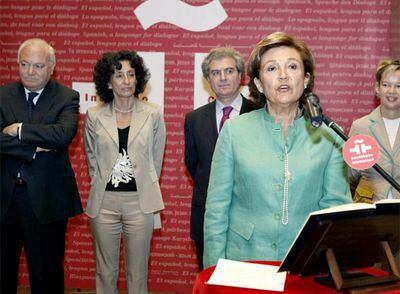 Toma de posesión de Carmen Caffarel (en primer plano) al frente del Cervantes. De izquierda a derecha, Miguel Ángel Moratinos, ministro de Exteriores; Mercedes Cabrera, ministra de Educación; César Antonio Molina, ministro de Cultura, y Leire Pajín (entonces secretaria de Estado) en julio de 2007.