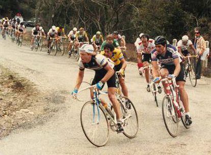 Miguel Indurain (en primer término, a la derecha), durante una carrera con el equipo Reynolds en sus inicios.