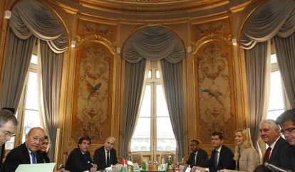 El ministro francés de Exteriores, Jean-Yves Le Drian, segundo por la izquierda, frente a su homólogo estadounidense, Rex Tillerson, en París