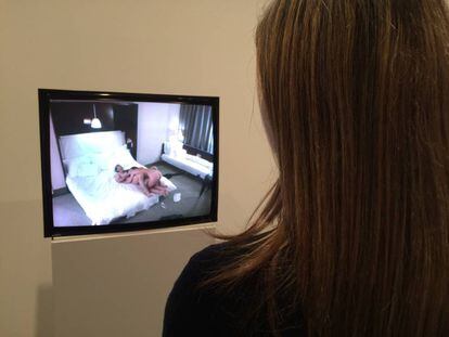Una visitant contempla el vídeo sexual d'Andrea Fraser al Macba.