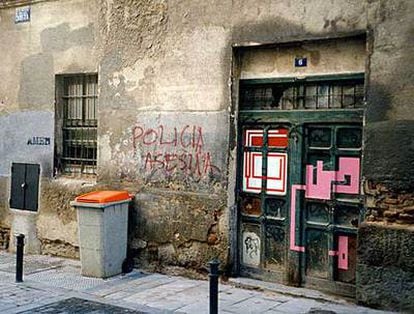 El particular estilo geométrico de El Tono es inconfundible. El artista suele plasmar sus obras en fachadas de barrios marginales de países en vías de desarrollo, pero también en paredes desgastadas del centro de Madrid.