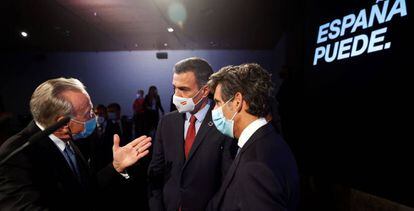 El presidente del Gobierno, Pedro Sánchez (c) conversa con el presidente de la Fundación La Caixa, Isidre Fainé y el presidente de Telefónica, José María Pallete .