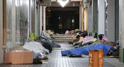 Un grupo de inmigrantes duerme en unos soportales del centro de Úbeda.