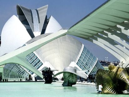 Las figuras del escultor Manolo Valdés en el lago artificial de la Ciudad de las Artes y las Ciencias de Valencia. 