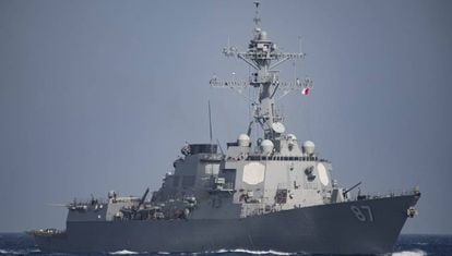 El destructor USS Mason, sobre cuya posición cayeron misiles lanzados desde zona controlada por los Huthi en Yemen.