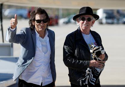 Ronnie Wood y Keith Richards saludan los fotógrafos a su llegada a Madrid.