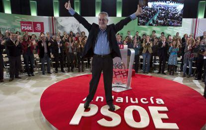 Jose Antonio Gri&ntilde;an saluda tras ser designado por aclamaci&oacute;n candidato a la Presidencia de la Junta.
