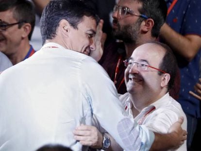 Miquel Iceta saluda a Pedro S&aacute;nchez en el congreso del PSOE.