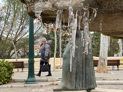 Carámbanos en una fuente de un parque de Teruel debido a las bajas temperaturas invernales, este lunes.
