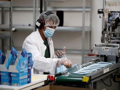 Un trabajador de una fábrica francesa de mascarillas.