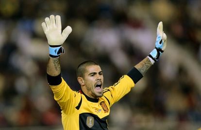 Valdés titular al estar casillas lesionado.