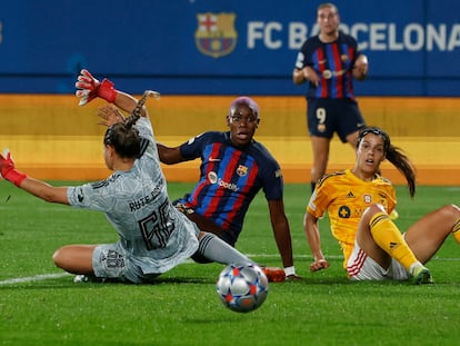 Oshoala remata a portería en el duelo del Barcelona ante el Benfica en el Johan Cruyff.