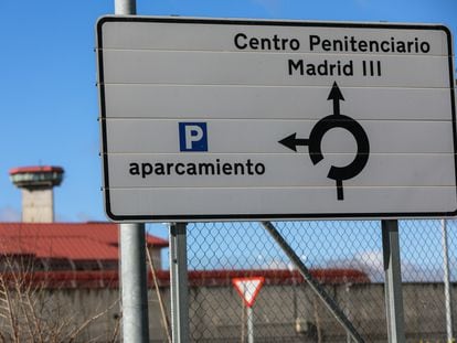 Un cartel indica la entrada de la cárcel de Valdemoro.