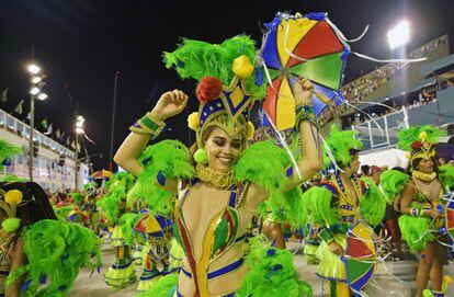 Una de las integrantes de la escuela de samba Grande Rio durante la primera noche del carnaval en el sambódromo de Río de Janeiro (Brasil), el 12 de febrero de 2018.