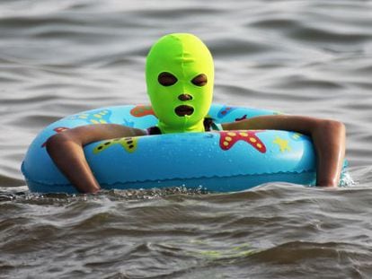 Una mujer con 'facekini' en una playa de Qingdao, en la provincia de Shandong, al noreste de China.