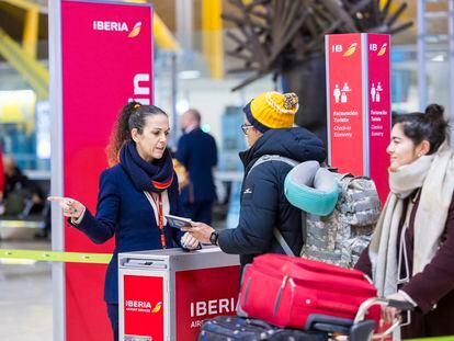 Viajeros en un mostrador de Iberia en el aeropuerto de Madrid-Barajas, este viernes.