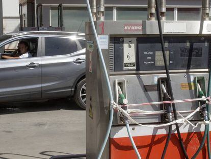 Surtidores precintados en una gasolinera de la frontera portuguesa.