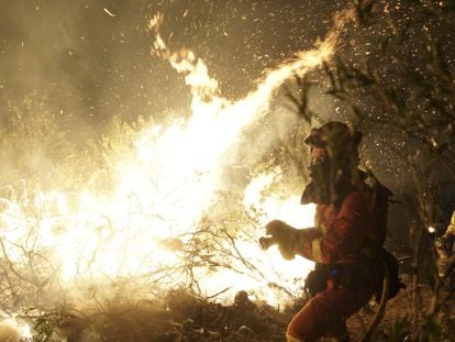 Los bomberos trataban de combatir el fuego declarado el lunes en la localidad de El Ladrillar (Cáceres).