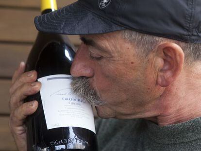 Emilio Rojo con una botella de su vino