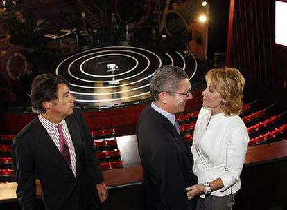 Aguirre y Ruiz-Gallardón conversan en presencia de Ignacio González durante la inauguración de los Teatros del Canal.