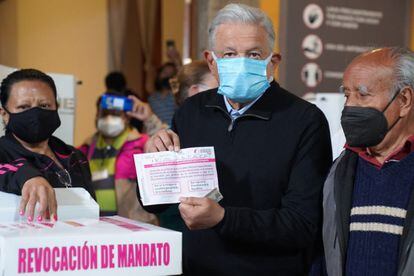El mandatario Andrés Manuel López Obrador escribió la leyenda "Viva Zapata" en su boleta electoral previo a emitir su voto.