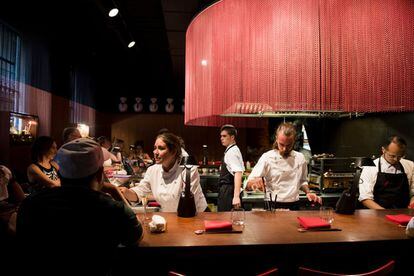 Simpático, atento e imaginativo, Albert Raurich, chef con estrella Michelin y perteneciente a la familia de cocineros de elBulli, abrió este restaurante de comida asiática y toques mediterráneos hace casi una década.
