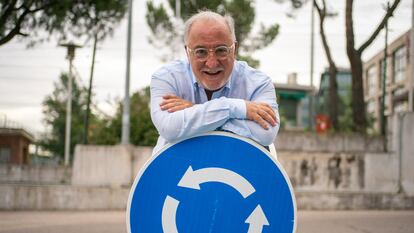 El director de la DGT, Pere Navarro, posa en una señal de una rotonda frente a la sede central de Tráfico, en Madrid, el pasado mes de julio.