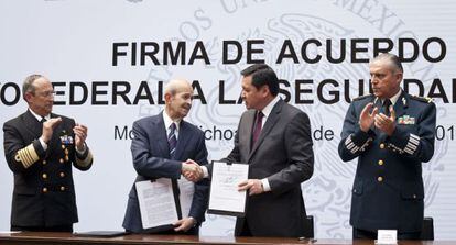 Fausto Vallejo,gobernador de Michoacán, y el secretario de Gobernación, Miguel Ángel Osorio Chong, durante la firma del acuerdo de seguridad