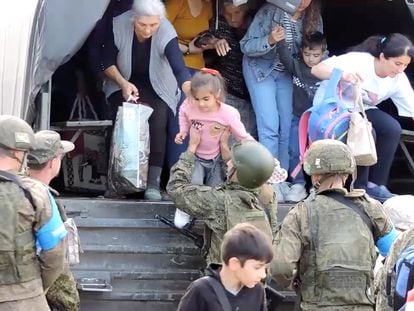 Militares rusos evacuaban este miércoles a un grupo de civiles en Nagorno Karabaj.