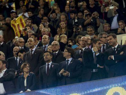 El president de la Generalitat de Catalu&ntilde;a, Carles Puigdemont, en el palco del Camp Nou.