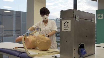 Una trabajadora de Seat prueba uno de los respiradores de emergencia fabricados en su fábrica de Martorell (Barcelona).