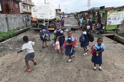 Niños saliendo de los tugurios de Llaje-Bariga para ir al colegio. Lagos, 2017.