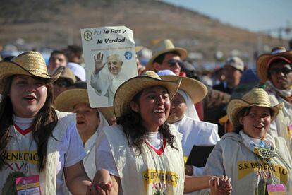 Peregrinos esperan la llegada del Papa para la misa multitudinaria en el parque del Bcentenario en Silao, Guanajuato