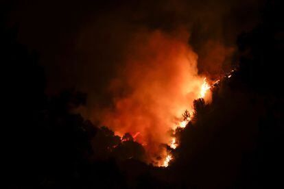 El incendio en la zona de Verín,en Ourense, arrancó a las 16.00 del miércoles y en las primeras horas ha arrasado cerca de 500 hectáreas, este jueves.