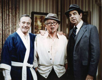 Jack Lemmon, el director Billy Wilder y Walter Matthau durante el rodaje de 'En bandeja de plata' (1966). Los dos actores eran soberbios cuando se juntaban en patalla. Pero cuando los dirigía Wilder tocaban el cielo.