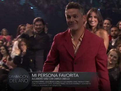 Alejandro Sanz y, de fondo, Rachel Valdés, en los Grammy Latinos 2019.