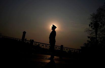 Un soldado guarda su puesto frente al Gran Salón del Pueblo en Pekín (China).
