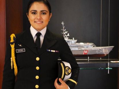 La teniente Gloria Cházaro, primer mujer comandante de un buque en la historia de México, en una imagen difundida en redes sociales.