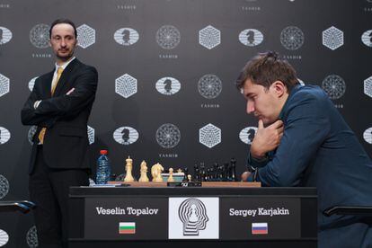 Véselin Topálov observa a su rival de hoy, Serguéi Kariakin.