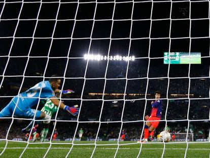 João Félix marca el primer gol del partido.